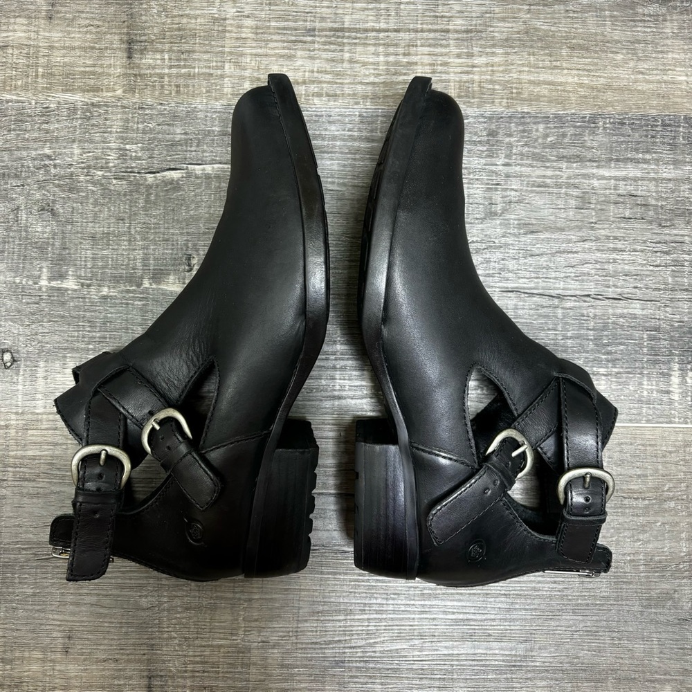 Born leather Ankle Booties, Double Strap w/buckles, zipper back, EUC